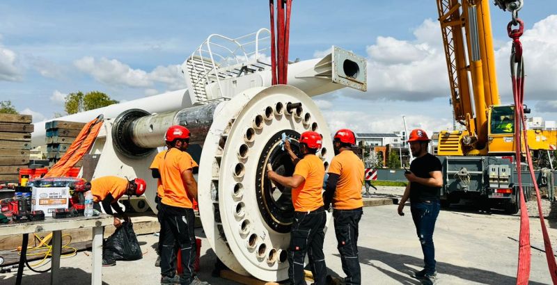 Exchanging the bearings of a giant wheel